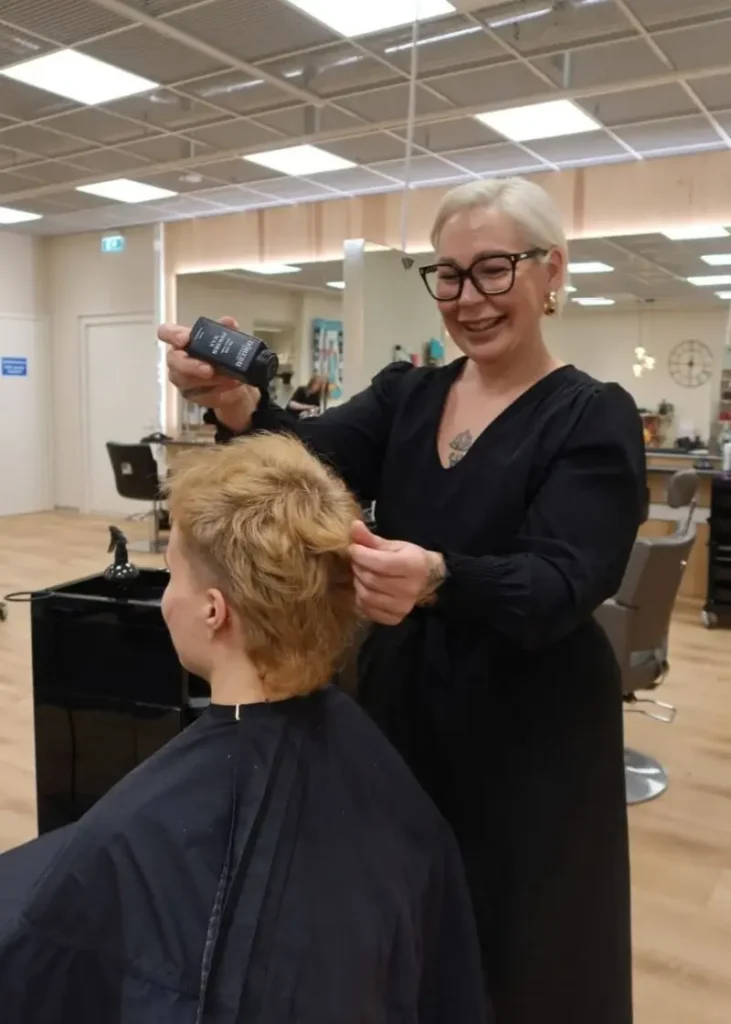 Parturi-kampaaja Jatta työskentelee Studio AK Seppälässä.